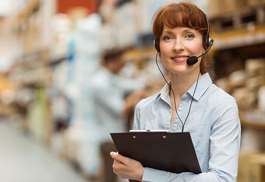 Mujer sujetando un portapapeles