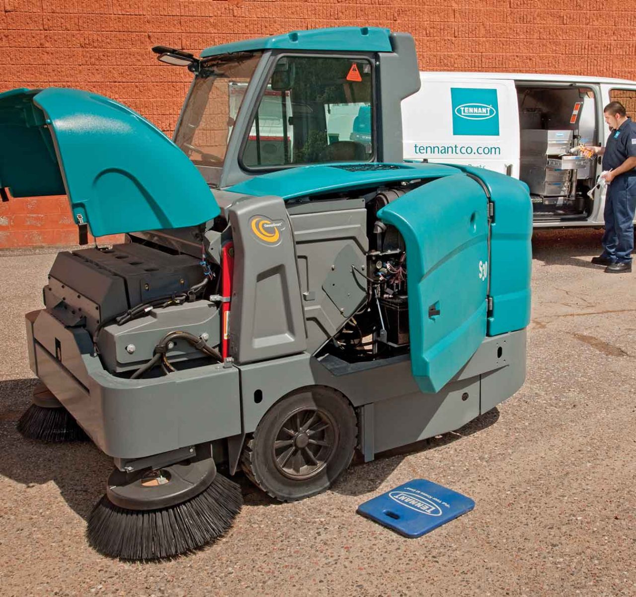 Equipo Tennant que recibe servicio