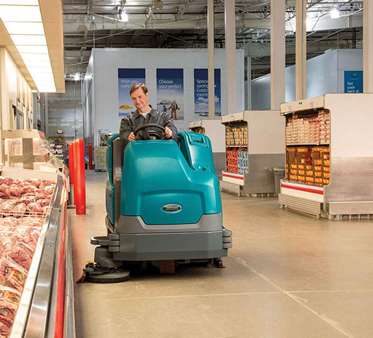 Tennant T17 die reinigt in een supermarkt