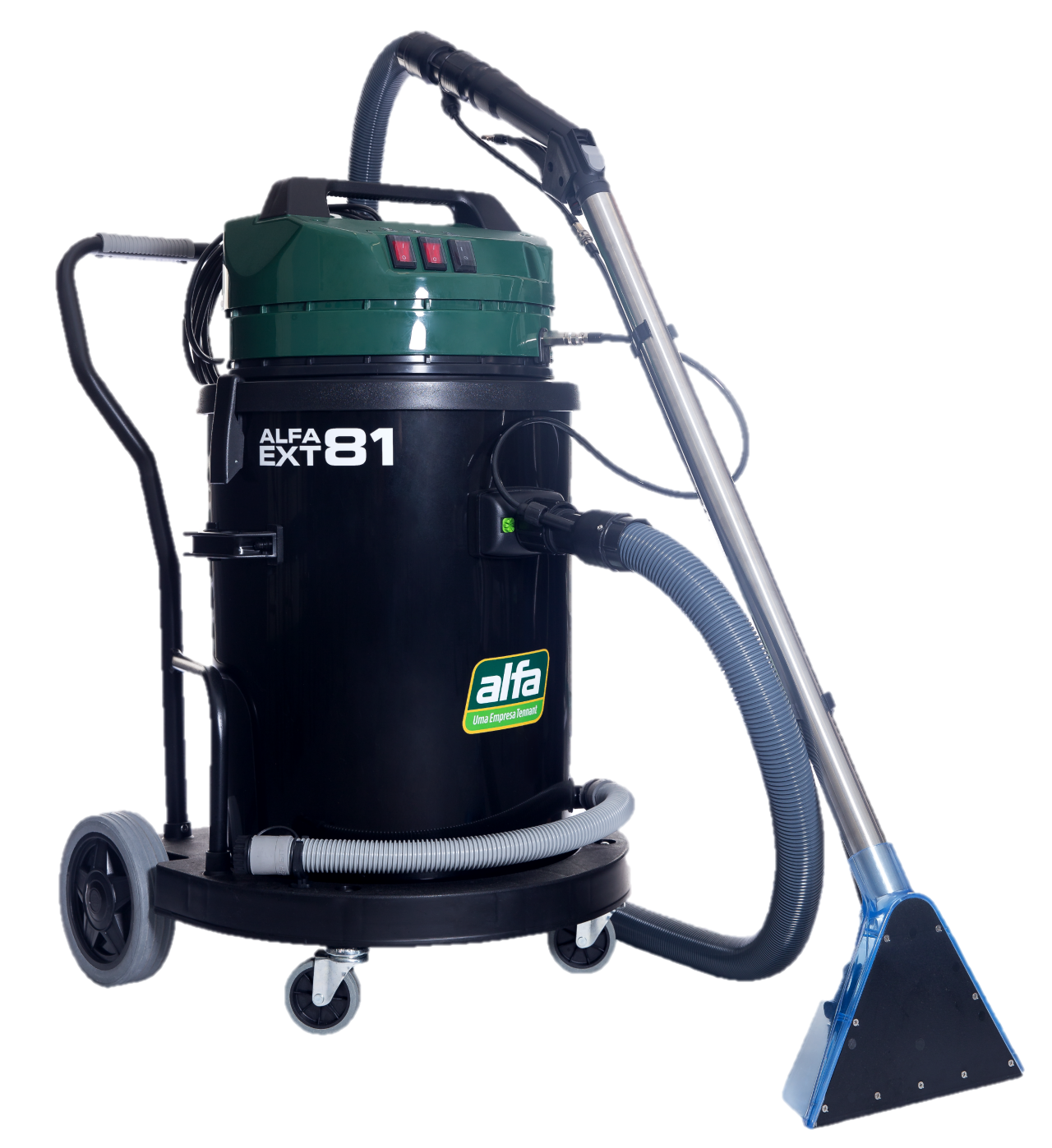 Uma trabalhadora efetua a manutenção de um pavimento de betão polido com uma auto lavadora.