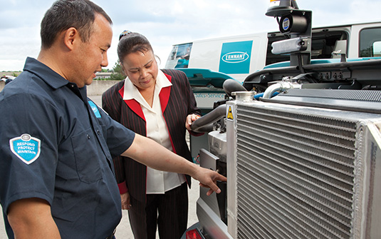 A Tennant Company ajuda a formar os clientes sobre as máquinas