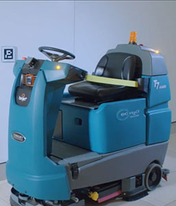 A frota de lavadoras robóticas de pisos da Tennant Company a limpar a empresa