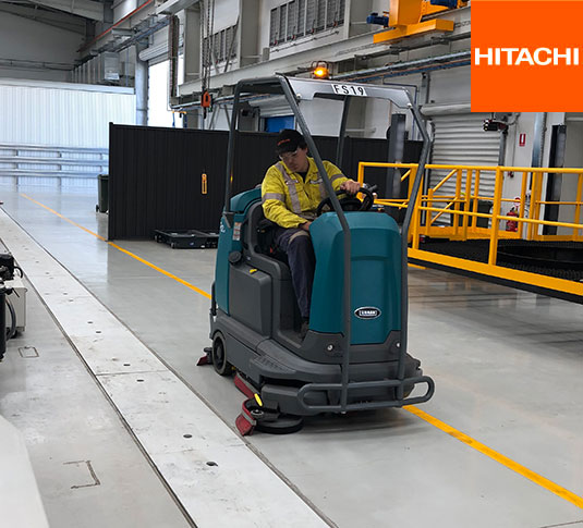 Lavadora de condutor sentado T12 Tennant a limpar uma instalação de fabrico